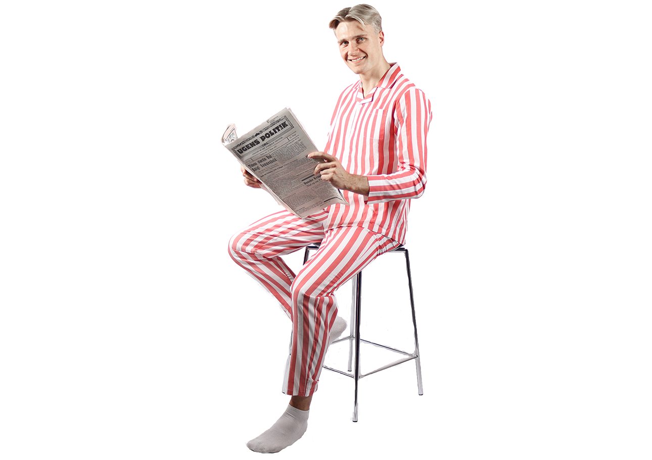 dansk mænd poser med matchende pyjamas par og læser avis